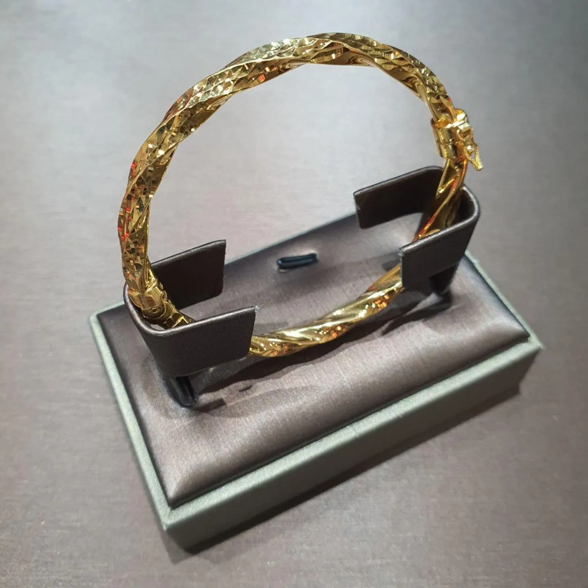22k / 916 Gold Spiral Bangle Design by Best Gold Shop